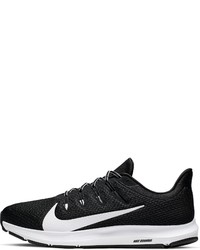 schwarze und weiße Sportschuhe von Nike