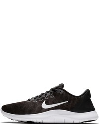 schwarze und weiße Sportschuhe von Nike