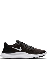 schwarze und weiße Sportschuhe von Nike