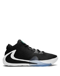 schwarze und weiße Sportschuhe von Nike