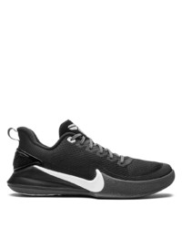 schwarze und weiße Sportschuhe von Nike