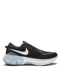 schwarze und weiße Sportschuhe von Nike