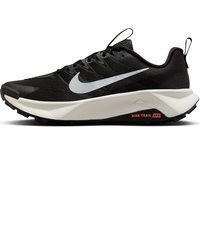 schwarze und weiße Sportschuhe von Nike