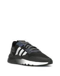 schwarze und weiße Sportschuhe von adidas