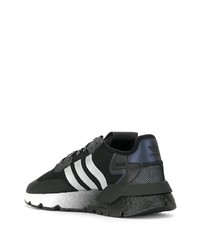 schwarze und weiße Sportschuhe von adidas