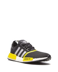 schwarze und weiße Sportschuhe von adidas