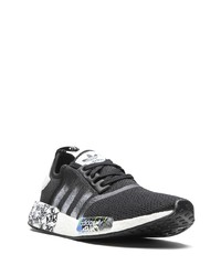 schwarze und weiße Sportschuhe von adidas