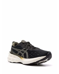 schwarze und weiße Sportschuhe von Asics