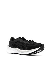 schwarze und weiße Sportschuhe von Asics