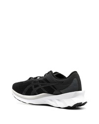 schwarze und weiße Sportschuhe von Asics