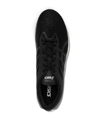 schwarze und weiße Sportschuhe von Asics