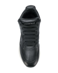 schwarze und weiße Sportschuhe von Alexander McQueen