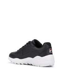 schwarze und weiße Sportschuhe von Fila