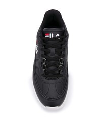 schwarze und weiße Sportschuhe von Fila