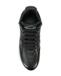 schwarze und weiße Sportschuhe von Alexander McQueen