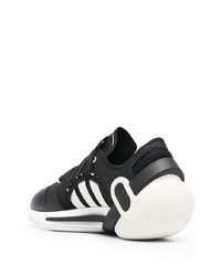 schwarze und weiße Sportschuhe von Y-3