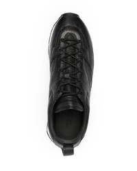 schwarze und weiße Sportschuhe von Giorgio Armani