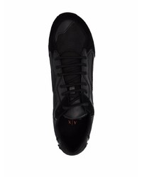 schwarze und weiße Sportschuhe von Armani Exchange