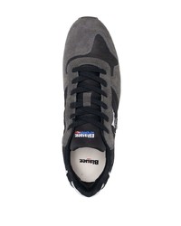 schwarze und weiße Sportschuhe von Blauer