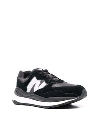 schwarze und weiße Sportschuhe von New Balance