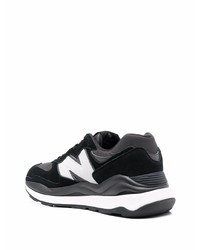 schwarze und weiße Sportschuhe von New Balance