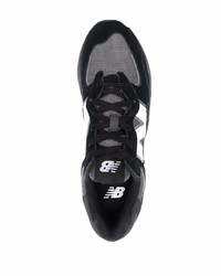 schwarze und weiße Sportschuhe von New Balance