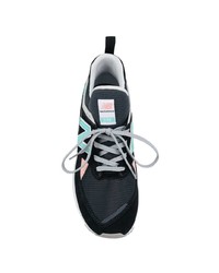 schwarze und weiße Sportschuhe von New Balance