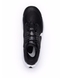 schwarze und weiße Sportschuhe von Nike