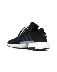 schwarze und weiße Sportschuhe von adidas