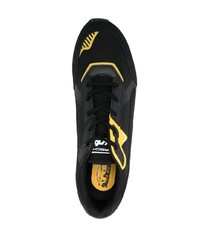 schwarze und weiße Sportschuhe von Puma