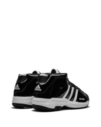 schwarze und weiße Sportschuhe von adidas