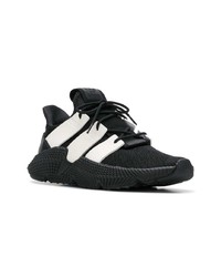 schwarze und weiße Sportschuhe von adidas