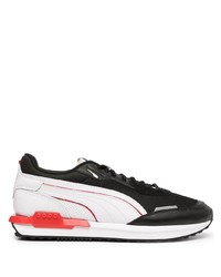 schwarze und weiße Sportschuhe von Puma