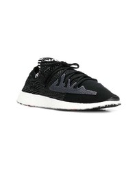 schwarze und weiße Sportschuhe von Y-3