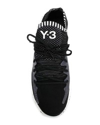 schwarze und weiße Sportschuhe von Y-3