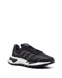 schwarze und weiße Sportschuhe von adidas