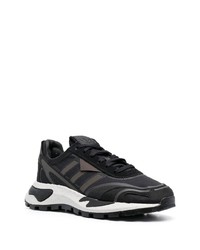 schwarze und weiße Sportschuhe von adidas