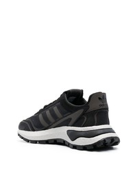 schwarze und weiße Sportschuhe von adidas