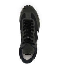 schwarze und weiße Sportschuhe von Veja