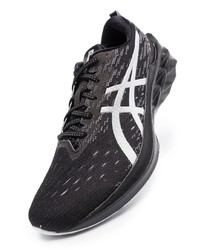 schwarze und weiße Sportschuhe von Asics