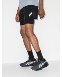 schwarze und weiße Sportschuhe von Asics