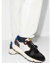 schwarze und weiße Sportschuhe von Golden Goose