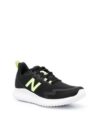 schwarze und weiße Sportschuhe von New Balance