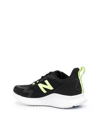 schwarze und weiße Sportschuhe von New Balance