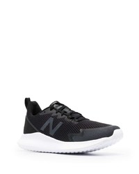 schwarze und weiße Sportschuhe von New Balance