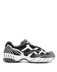 schwarze und weiße Sportschuhe von Saucony