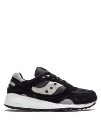 schwarze und weiße Sportschuhe von Saucony