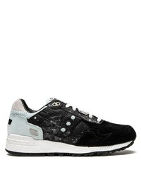 schwarze und weiße Sportschuhe von Saucony