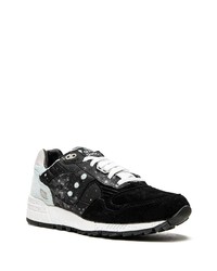 schwarze und weiße Sportschuhe von Saucony