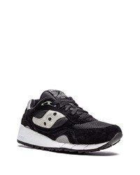 schwarze und weiße Sportschuhe von Saucony